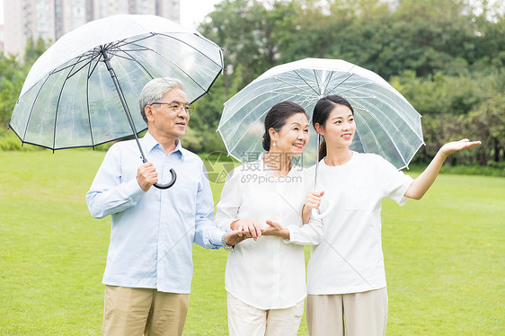 幸福一家人雨天散步图片