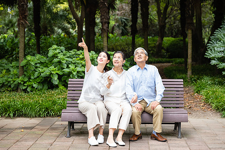 陪伴父母长椅上女儿陪老年夫妻聊天背景