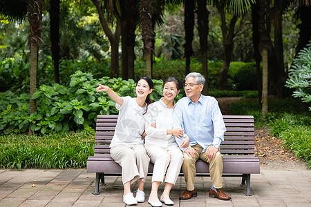 幸福老年人长椅上女儿陪老年夫妻聊天背景