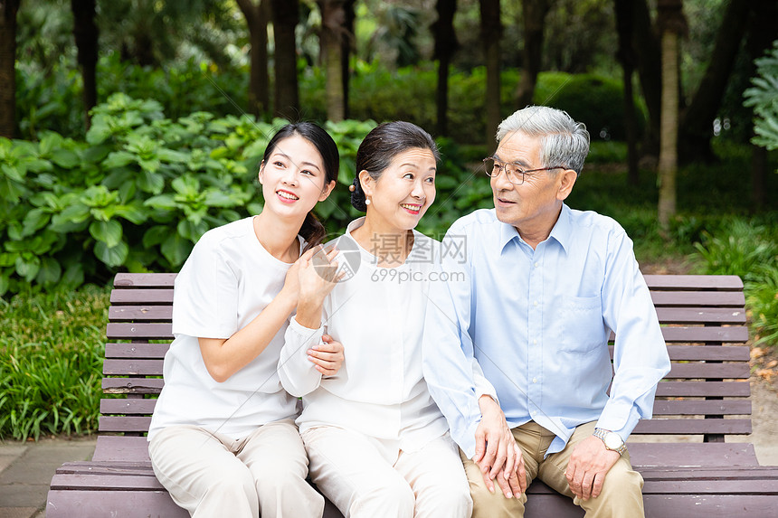 长椅上女儿陪老年夫妻聊天图片