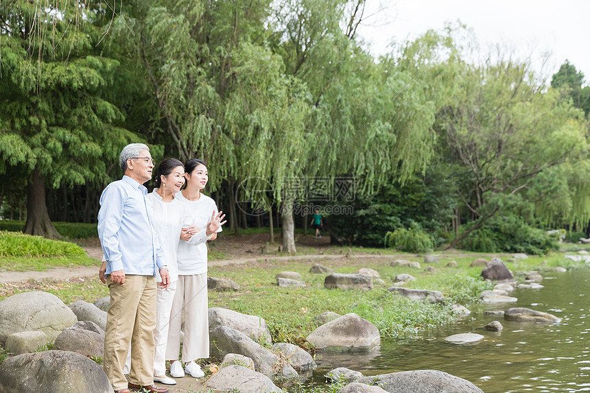 幸福一家人湖边看风景图片