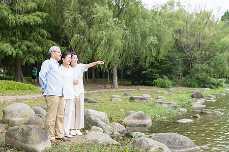 幸福一家人湖边看风景高清图片