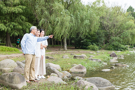 幸福一家人湖边看风景图片