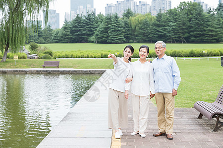 老年父母幸福一家人公园散步背景