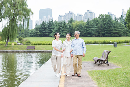 老年女性幸福一家人公园散步背景