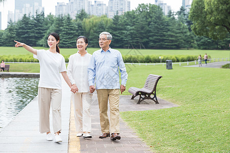 陪伴父母幸福一家人公园散步背景