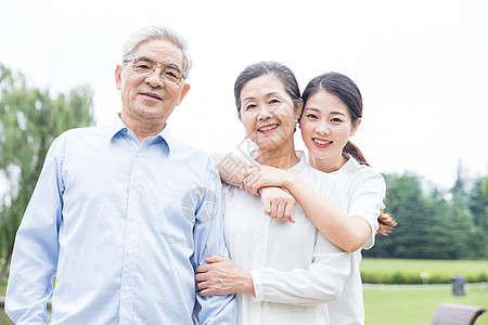 公园女儿陪伴老年夫妻图片