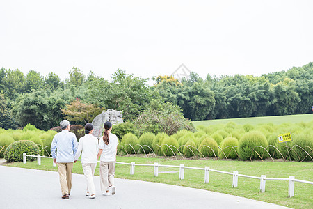 老年女性幸福一家人公园散步背景