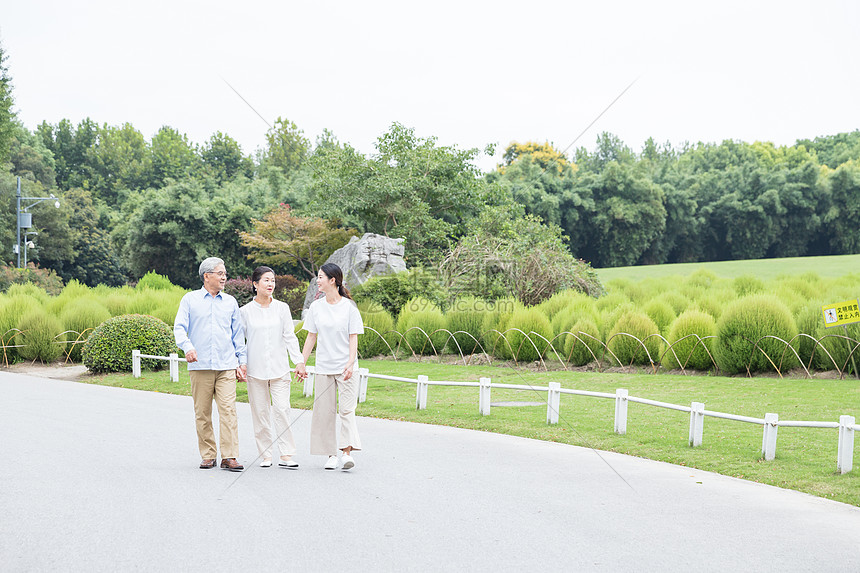 幸福一家人公园散步图片