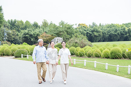 幸福一家人公园散步高清图片