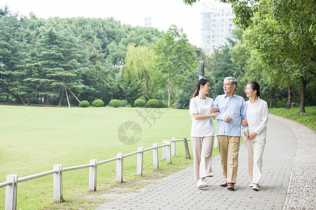 幸福一家人公园散步高清图片