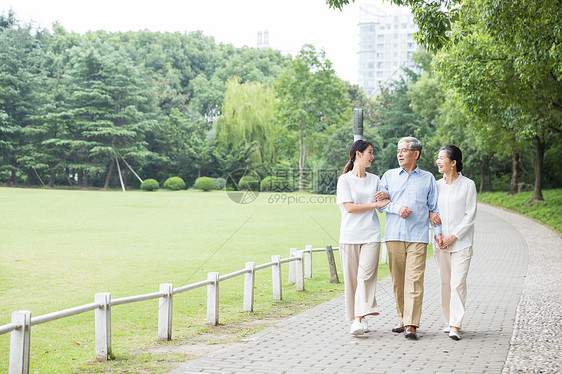 幸福一家人公园散步图片