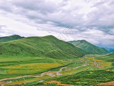 高原雨季甘孜金马草原的雨季风景背景