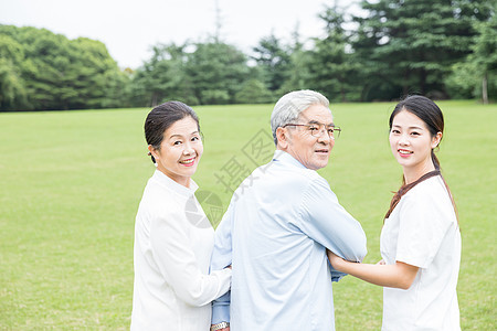 草地上幸福的一家人图片