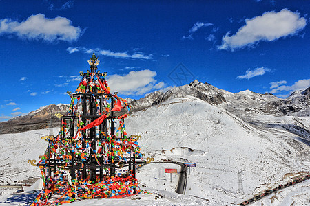 康定白雪皑皑的折多山经幡塔背景