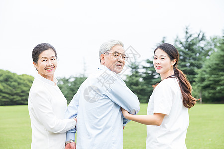 孝顺草地上幸福的一家人背景