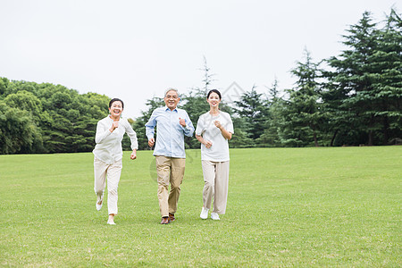 草地上幸福一家人奔跑图片