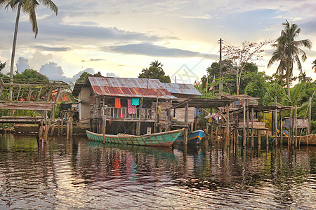 马来西亚红树林海域的水屋高清图片