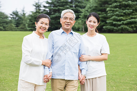 草地上幸福的一家人图片