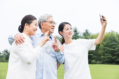 公园里幸福一家人自拍高清图片