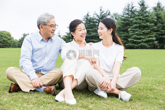草地上幸福一家人聊天
