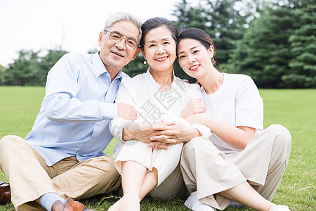草地上幸福依靠的一家人图片