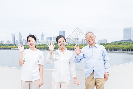 公园桥上幸福的一家人图片