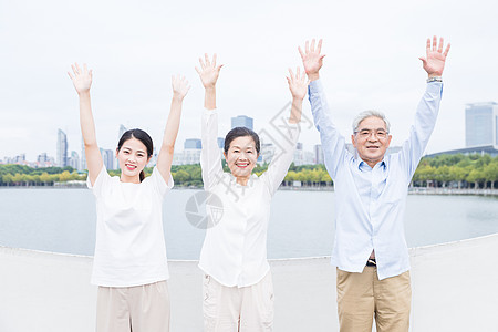 年轻男性公园桥上幸福的一家人背景