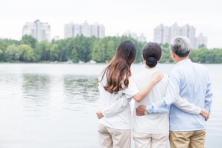 老人散步公园里一家人依偎在一起背景