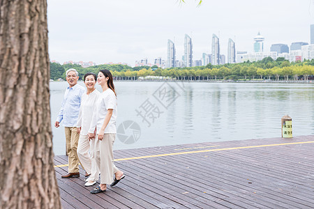 公园老年夫妻和女儿散步图片