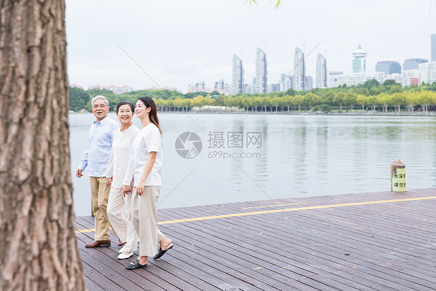 公园老年夫妻和女儿散步图片