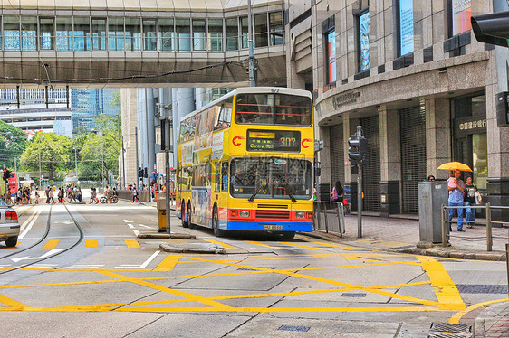 香港街道上色彩鲜明的双层大巴图片