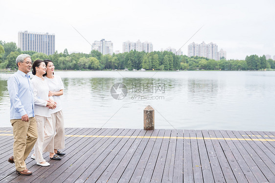 公园老年夫妻和女儿散步图片