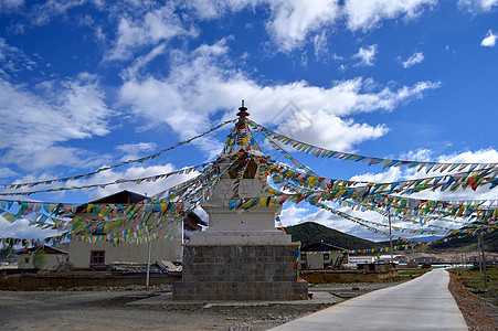 朗香教堂香格里拉藏族白塔背景