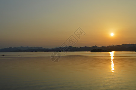 杭州人文杭州千岛湖风景区的黄昏背景