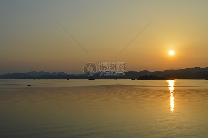 杭州千岛湖风景区的黄昏图片
