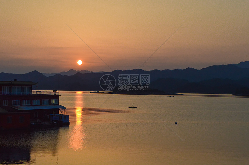 黄昏下的千岛湖风景区图片