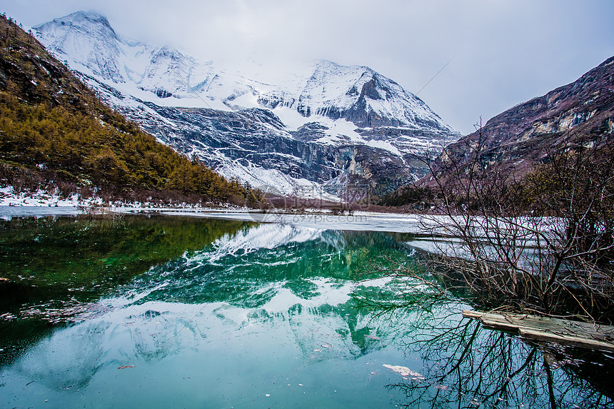 稻城亚丁夏诺多吉雪山图片