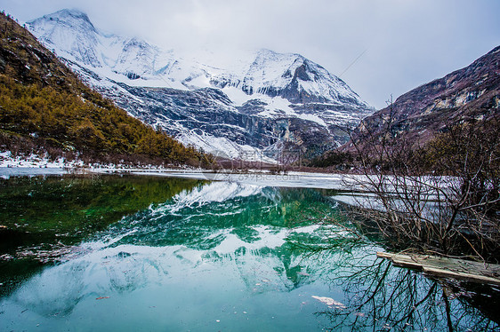 稻城亚丁夏诺多吉雪山图片