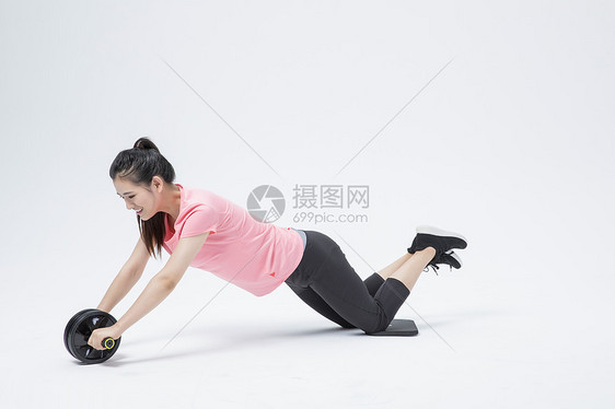 女性运动健腹轮