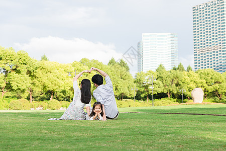 一家人坐在草坪图片