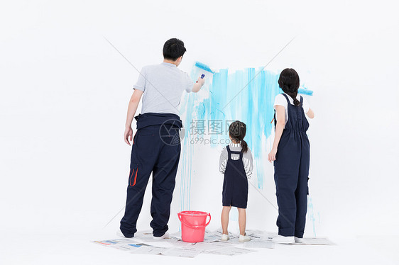 一家人一起装修刷墙图片