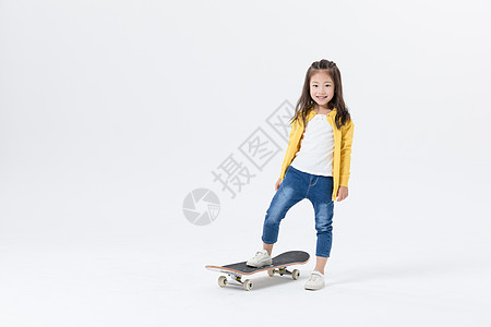 儿童郊游玩滑板的小女孩背景