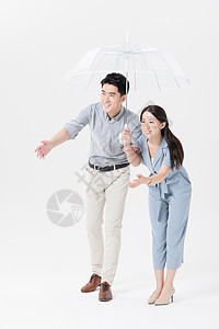 雨伞美女年轻父母打伞接孩子动作背景