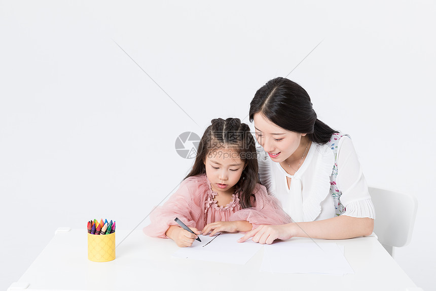 妈妈陪孩子学习画画图片