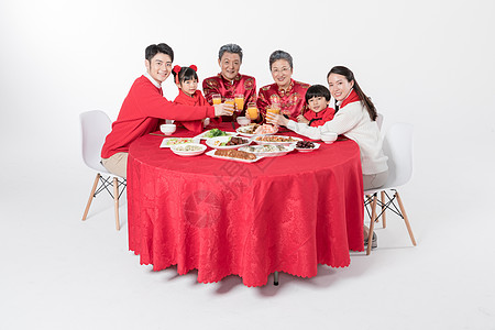 开心吃年夜饭的一家人高清图片
