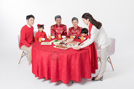 开心吃年夜饭的一家人背景图片