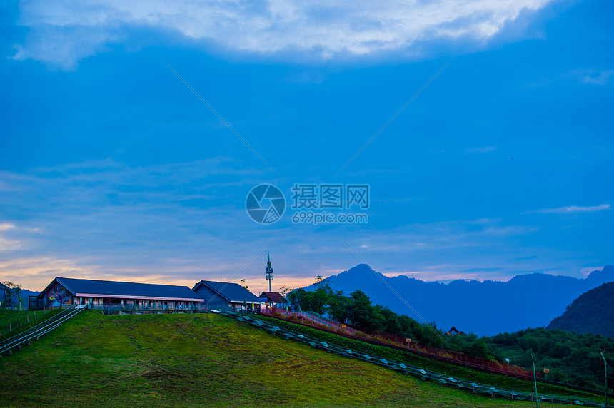 西岭雪山滑雪滑草场图片