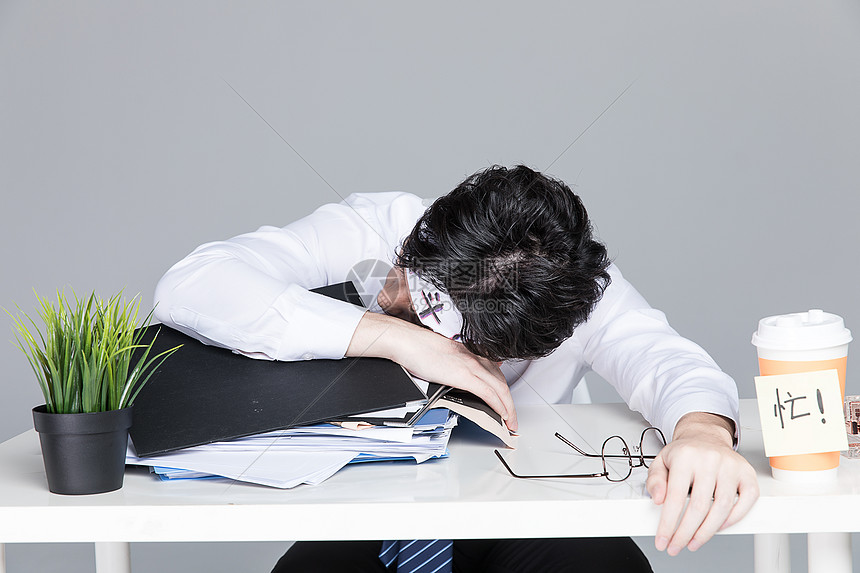 工作压力大疲惫不堪的男青年图片