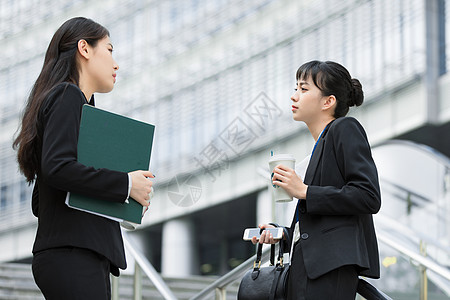 上班路上的商务美女图片